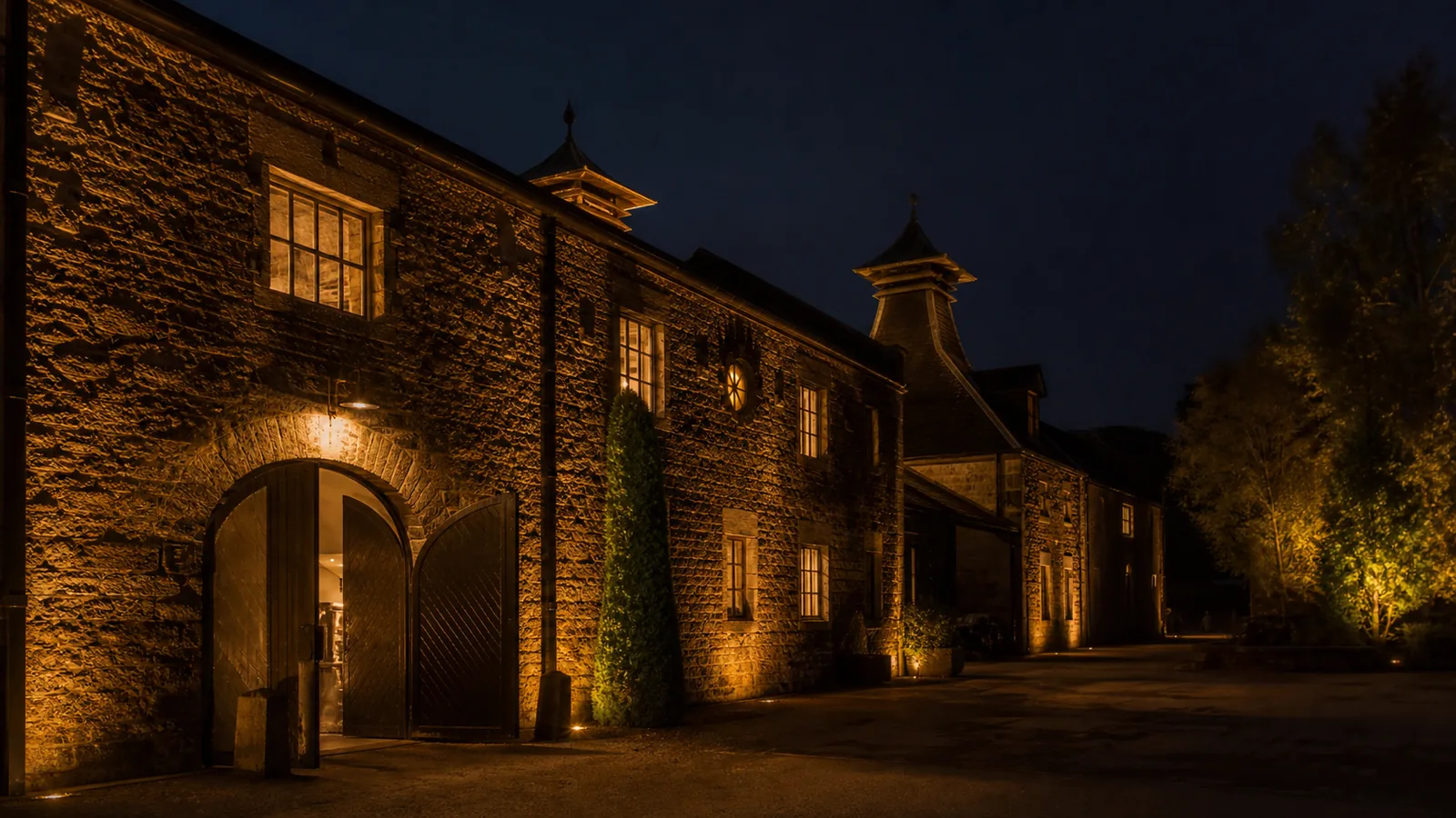 Distillerie de whisky Talisker éclairée la nuit