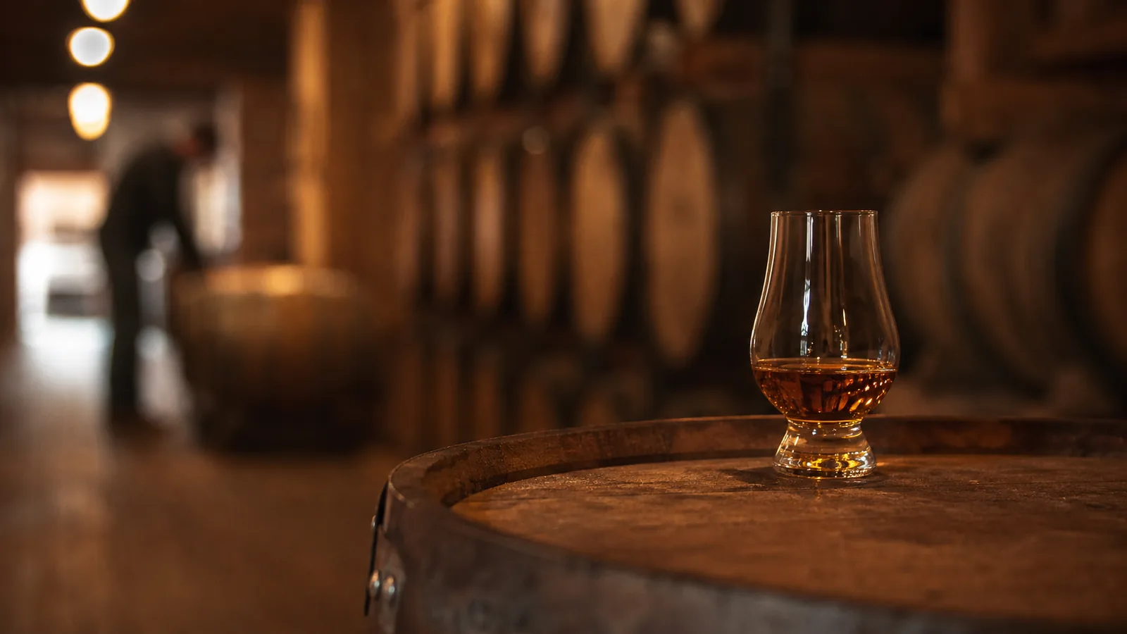 Verre de whisky posé sur un fût