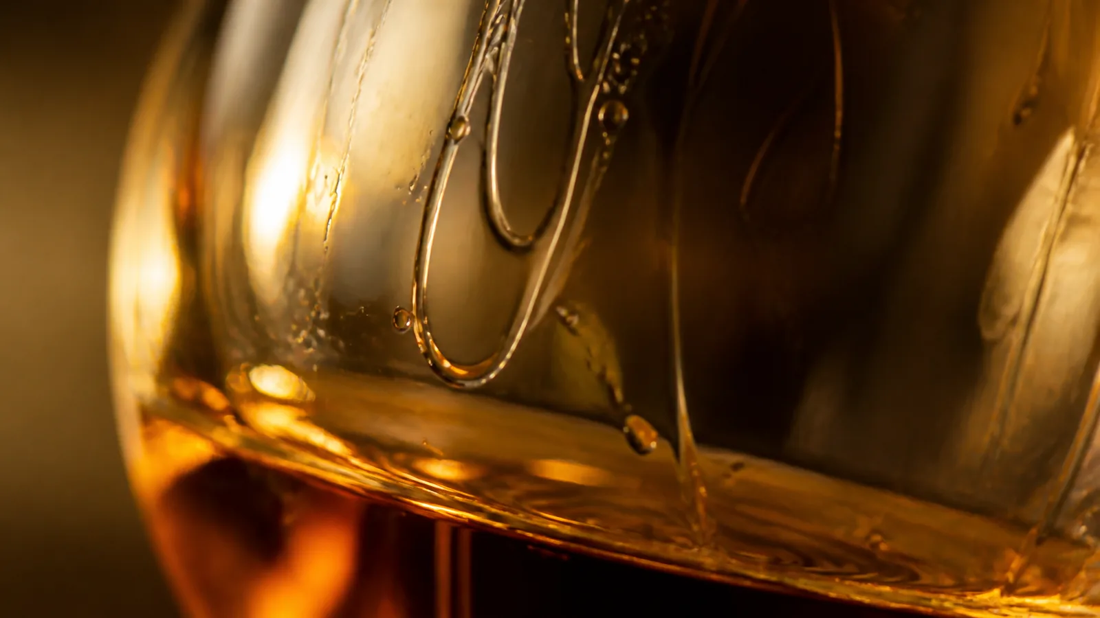Larmes du whisky sur la paroi du verre